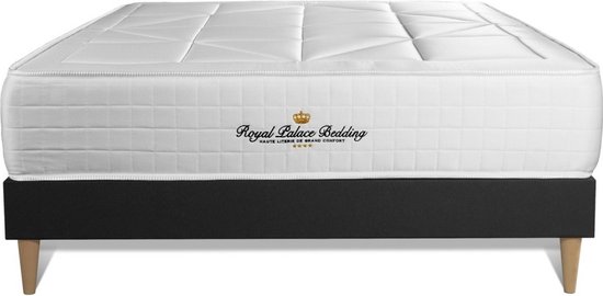 Tweepersoonsbed met witte matras en zwart bedframe met houten pootjes. "Royal Palace Bedding" logo zichtbaar.