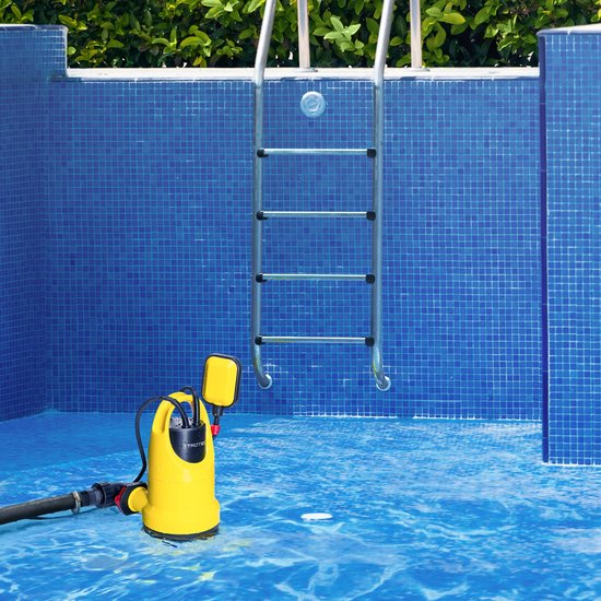 Gele dompelpomp TWP 4006 E van Trotec in een leeg zwembad, met ladder en blauwe tegels.