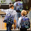 Drie kinderen dragen rugzakken met een tijgerprint. Twee kinderen met de neon-blauwe tijger.