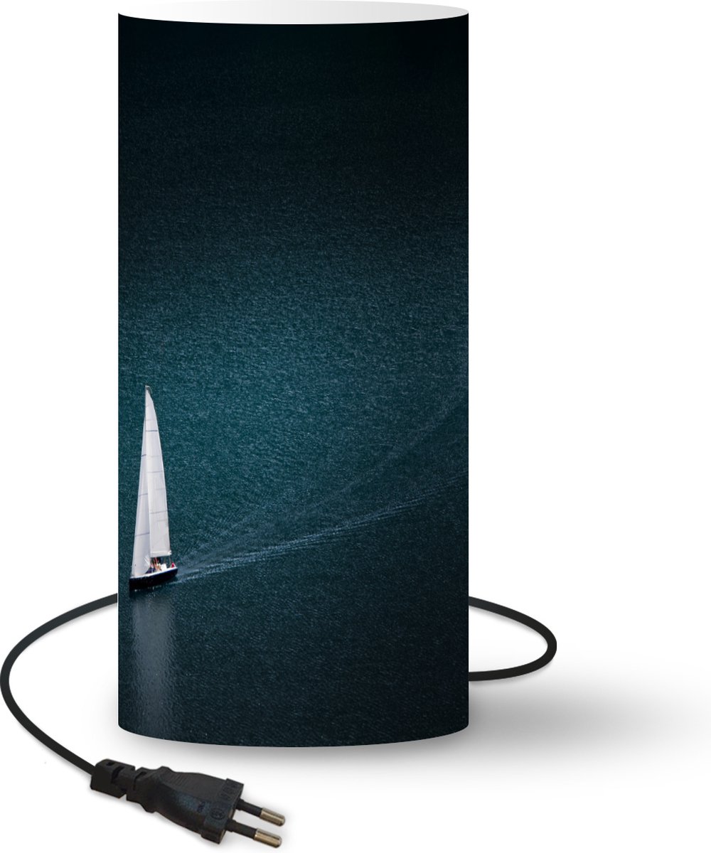 Lamp - Nachtlampje - Tafellamp slaapkamer - Zeilboot met groot wit zeil op donkerblauwe zee - 54 cm hoog - Ø24.8 cm - Inclusief LED lamp