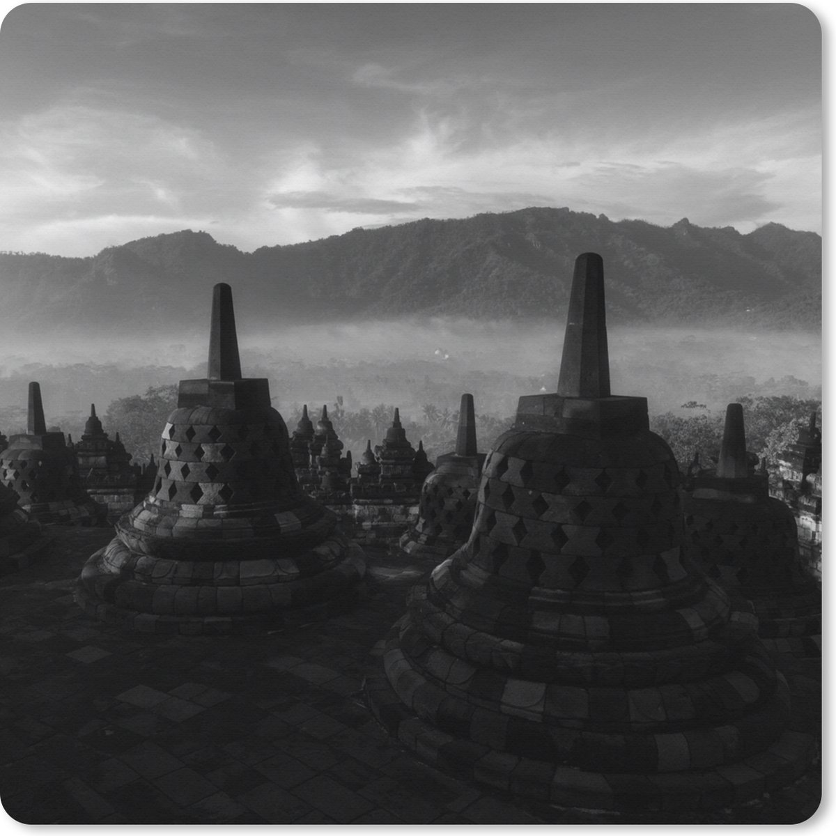 Muismat XXL 50x50 cm - Bureau onderlegger - Bureau mat Indonesië - Berg - Zwart - Wit - Bureaumat - Gaming mousepad xl - Bureaulegger groot - Computer deskmat