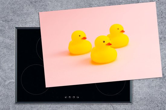 KitchenYeah® Inductie beschermer 80.2x52.2 cm - Badeenden - Geel - Roze - Kookplaataccessoires - Afdekplaat voor kookplaat - Inductiebeschermer - Inductiemat - Inductieplaat mat