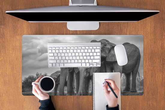 Muismat XXL 90x45 cm - Bureau onderlegger - Bureau mat Olifant - Dieren - Water - Zwart wit - Bureaumat - Gaming mousepad xl - Bureaulegger groot - Computer deskmat