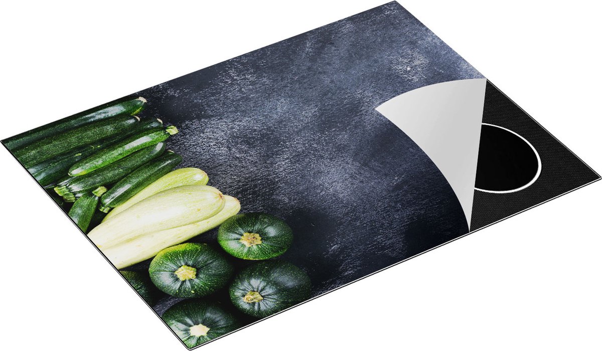Chefcare Inductie Beschermer Courgettes op Zwarte Marmer - Groente - 71x52 cm - Afdekplaat Inductie - Kookplaat Beschermer - Inductie Mat