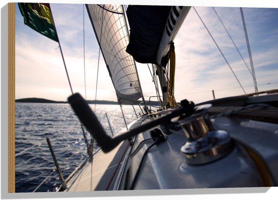 WallClassics - Hout - Dek van Witte Boot op de Grote Zee - 75x50 cm - 9 mm dik - Foto op Hout (Met Ophangsysteem)