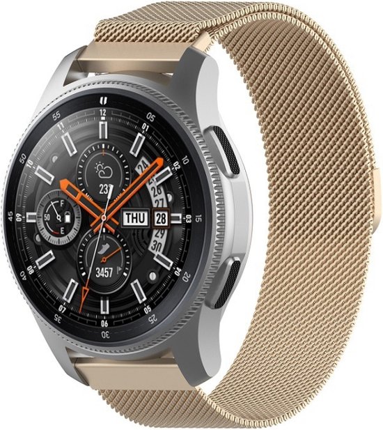 Bracelet de montre milanais couleur champagne autour d'une montre intelligente.