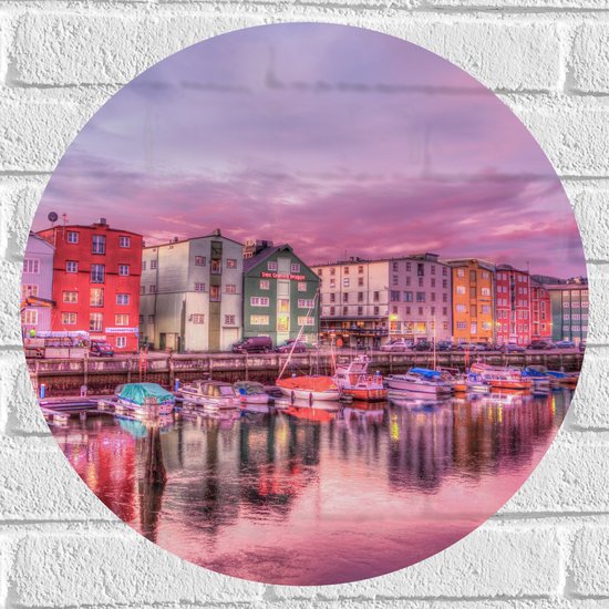 WallClassics - Muursticker Cirkel - Gekleurde Huizen aan de Haven - 50x50 cm Foto op Muursticker