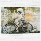 WallClassics - Muursticker - Muurschildering van Twee Broertjes op een Fiets - 80x60 cm Foto op Muursticker