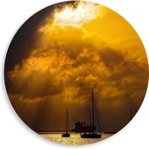 PVC Schuimplaat Muurcirkel - Wolken met Zon boven Zeilschepen op de Zee - 50x50 cm Foto op Muurcirkel (met ophangsysteem)
