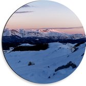 Dibond Muurcirkel - Bergen bedekt door Laag Sneeuw - 30x30 cm Foto op Aluminium Muurcirkel (met ophangsysteem)