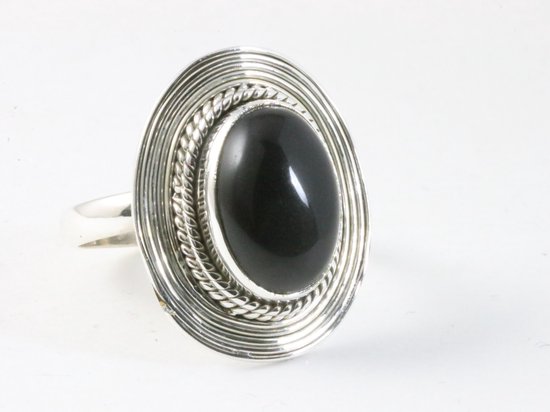 Bewerkte ovale zilveren ring met onyx - maat 19