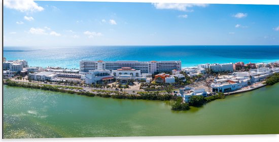 Dibond - Lange Boulevard van Laguna Del Condado in San Juan, Puerto Rico - 100x50 cm Foto op Aluminium (Met Ophangsysteem)