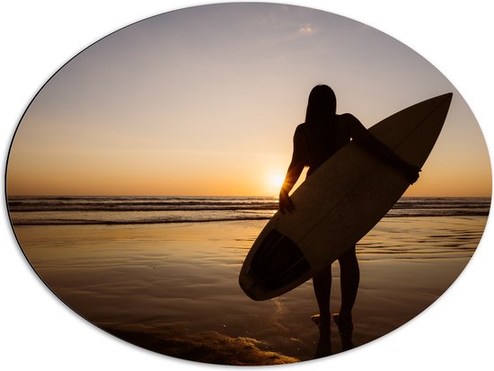 Dibond Ovaal - Achteraanzicht van Surfer lopend over het Strand - 80x60 cm Foto op Ovaal (Met Ophangsysteem)
