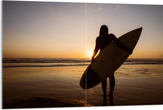 Acrylglas - Achteraanzicht van Surfer lopend over het Strand - 120x80 cm Foto op Acrylglas (Wanddecoratie op Acrylaat)