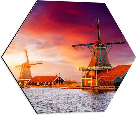 Dibond Hexagon - Nederlandse Windmolens aan het Water onder Paars met Oranje Lucht - 50x43.5 cm Foto op Hexagon (Met Ophangsysteem)
