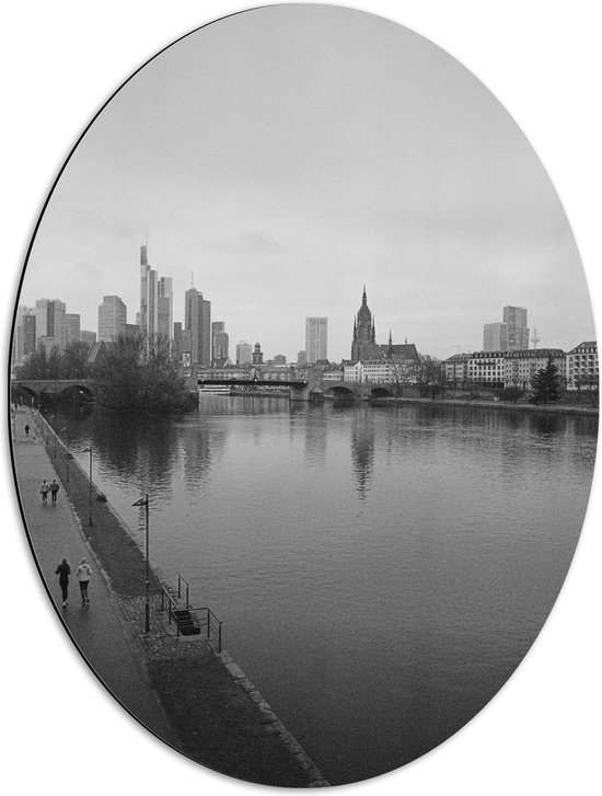 WallClassics - Dibond Ovaal - Rivier door Stad (Zwart/ Wit) - 51x68 cm Foto op Ovaal (Met Ophangsysteem)