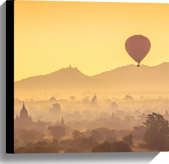 Canvas - Luchtballon Zwevend boven Tempels in Oranje Zonlicht - Bagan Myanmar - 40x40 cm Foto op Canvas Schilderij (Wanddecoratie op Canvas)