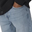 Lichtblauwe jeans met een bruin Only & Sons label op de achterkant.
