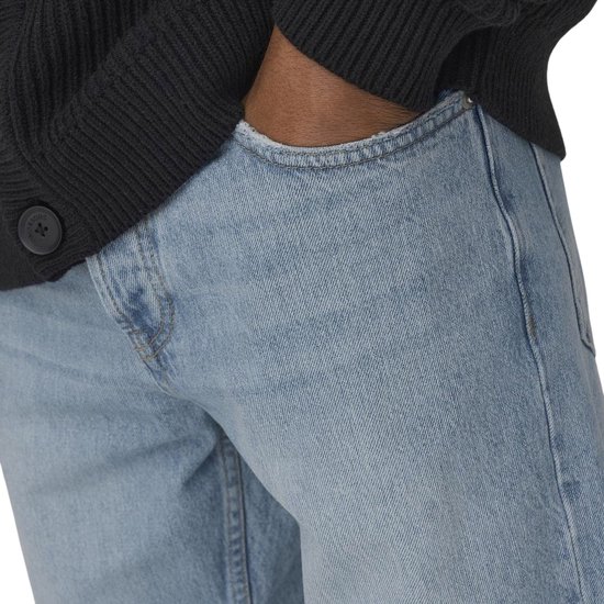 Lichtblauwe jeans met een bruin Only & Sons label op de achterkant.