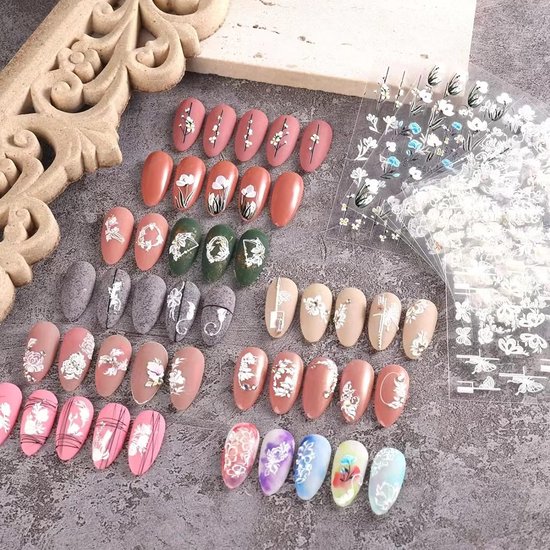 Overzicht van diverse nepnagels met bloemen- en plaiddesigns, naast transparante nagelstickers.
