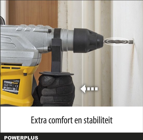 Close-up van een gele en grijze Powerplus klopboormachine die een gat in de muur boort.