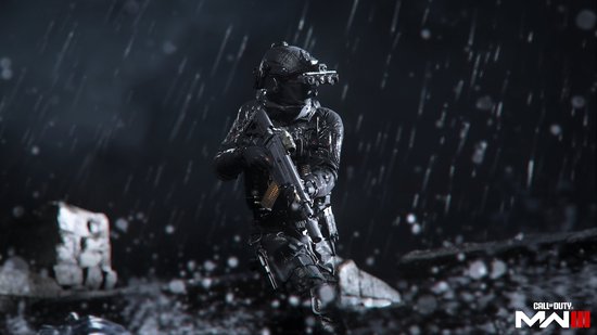 Soldaat in zwart tactisch uniform, helm met nachtkijkers en geweer, in regenachtig, donker landschap.