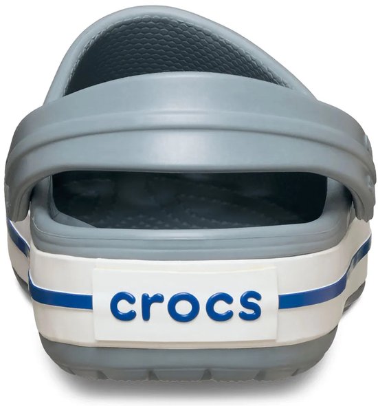 Achterkant van een grijze Croc met witte en blauwe strepen en het logo 'crocs'.