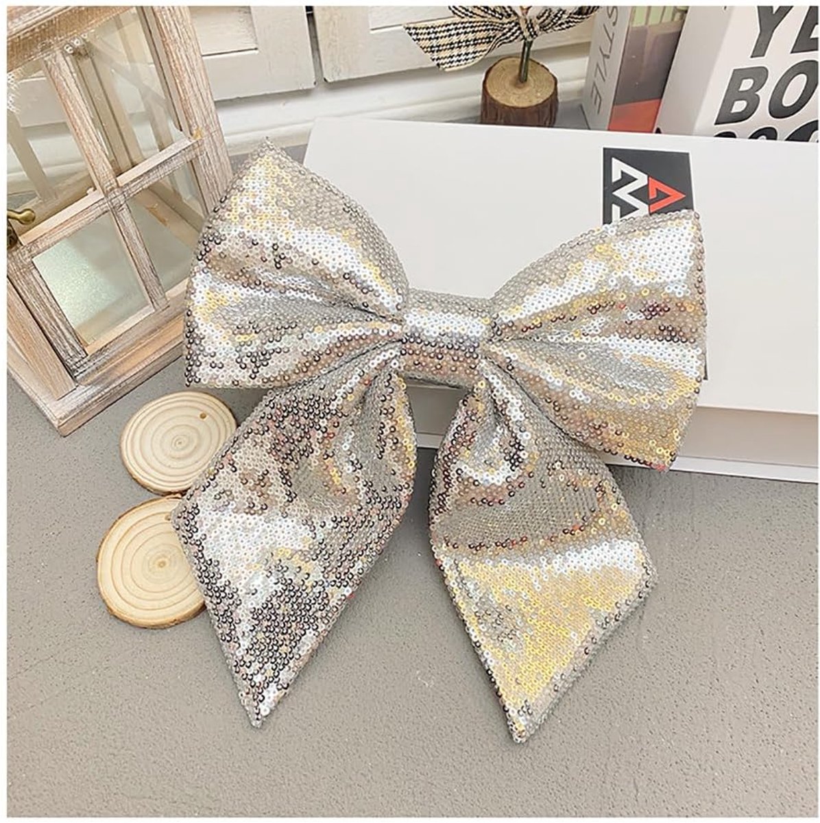 Strikken, paillettenstrik, glitter, kerststrik, decoratiestrik, pailletten, cadeaustrikken, kerstboom, muren, open haarden, trappen, geschenken, etalages, woondecoratie, strik, zilver
