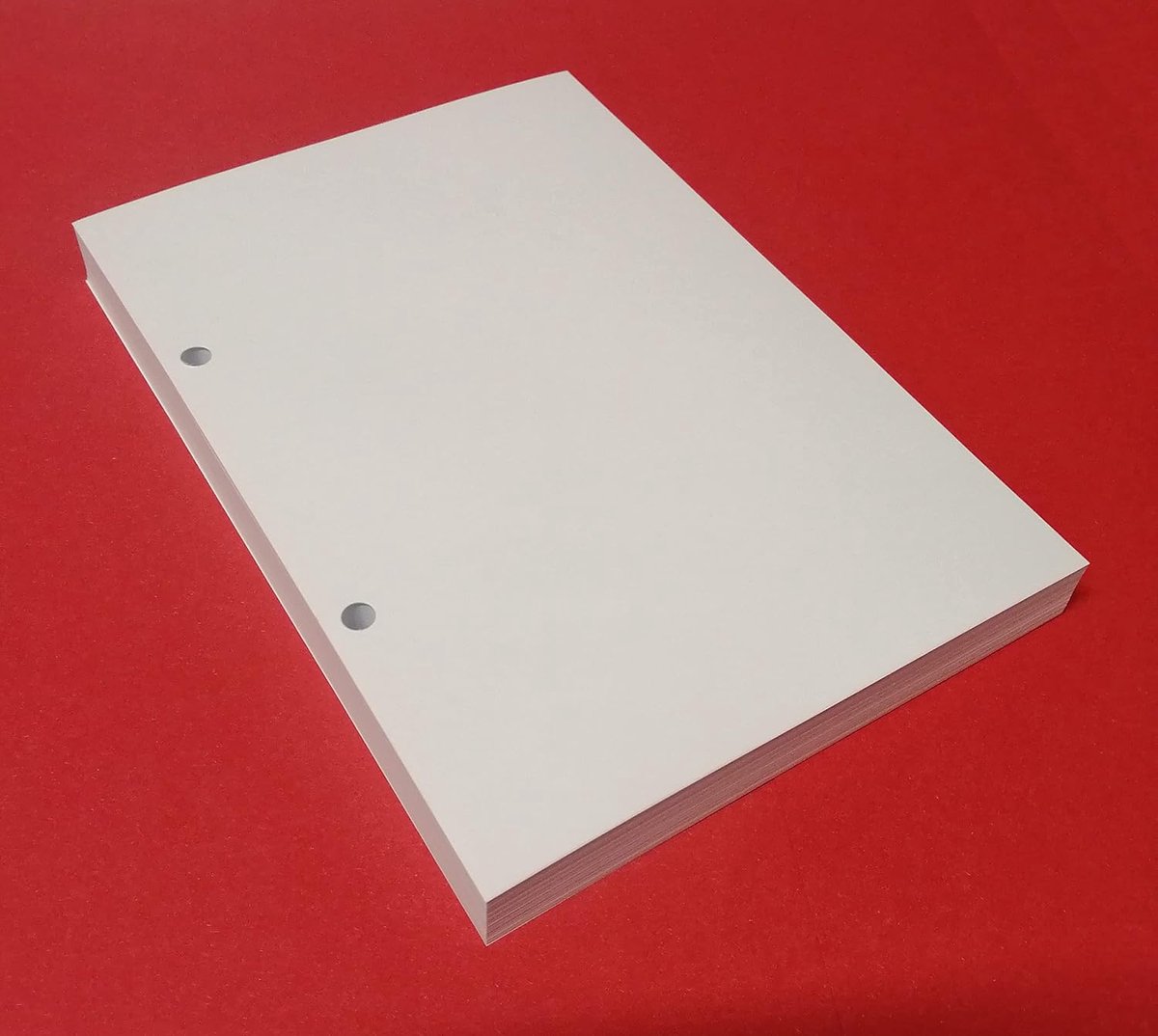 100 vellen met 2 gaten in DIN A5-formaat 14,5 x 20,5 cm. Dik wit papier 120 g, navulverpakking voor mappen met 2 ringen 8 cm afstand
