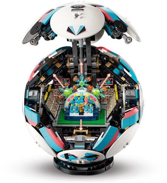 Open LEGO voetbal die een mini-stadion met publiek, spelers en een trofee toont.