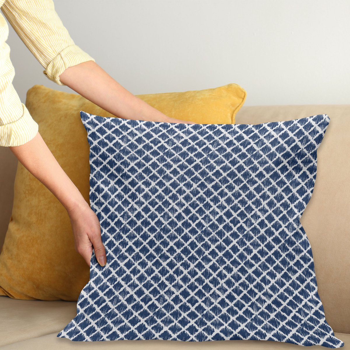 ABAKUHAUS Indigo Sierkussenhoes, Hand Getekend Sketchy Zoals Zig Zag Inner Ontwerp met Rectangular Vormen, Decoratieve Vierkante Sierkussenhoes, 65 x 65 cm, Petrol Blauw en Wit