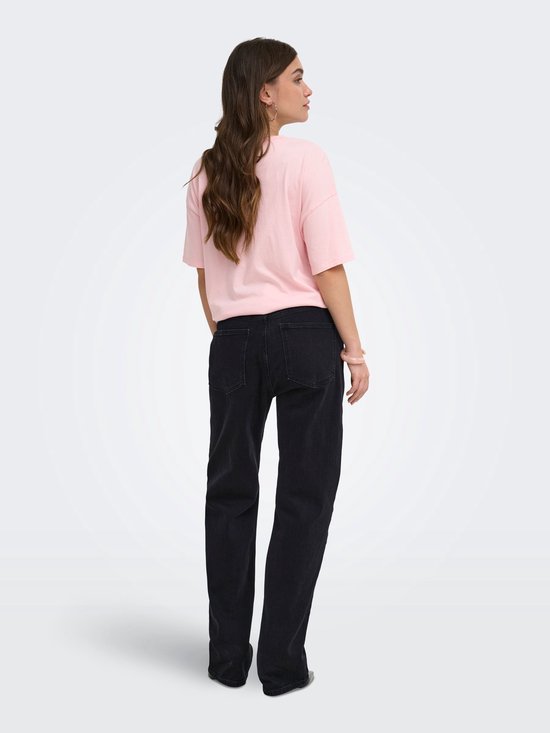 Achteraanzicht van een model in zwarte jeans en roze T-shirt, tegen een witte achtergrond.
