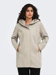 Model draagt een beige jas met capuchon en steekzakken.