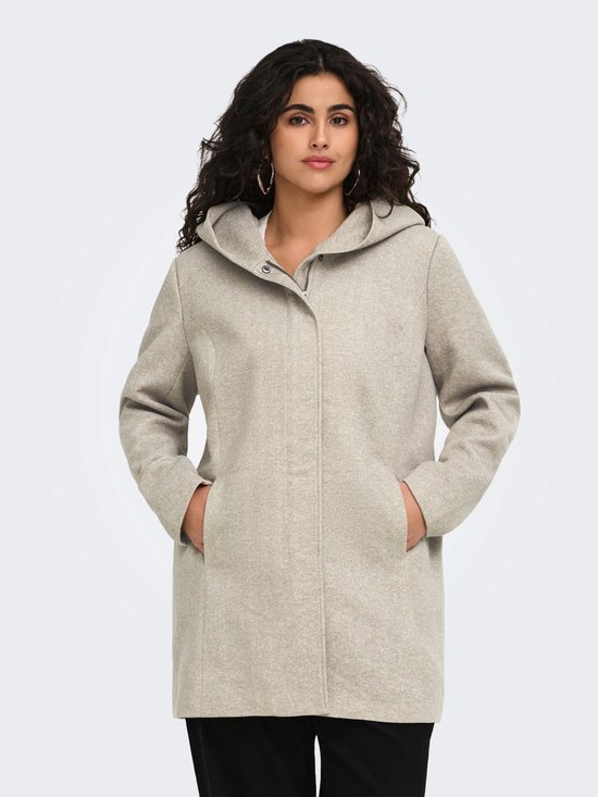 Model draagt een beige jas met capuchon en steekzakken.