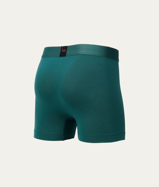 Achterkant van een donkergroene boxershort met een tailleband voorzien van een 'um' logo.