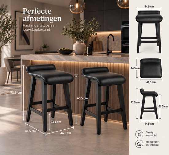 Twee zwarte barkrukken met houten poten en een kunstlederen zitting. Afmetingen zijn aangegeven.