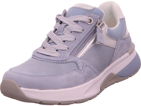 Lichtblauwe Gabor Rollingsoft sneaker, bovenaanzicht met veters, rits en zilverkleurige accenten.