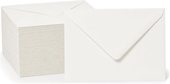 Stapel gebroken witte enveloppen van 17x23,5 cm met een klassieke driehoekige klep.
