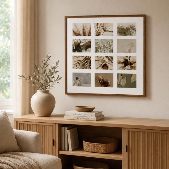 Collage fotolijst met 12 vakjes, bruin houten lijst, hangend aan een muur boven een houten kast in een woonkamer.