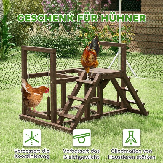 Houten kippenspeeltuin met haan op het platform en kip aan de zijkant.