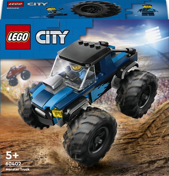 Monster truck LEGO City bleue avec impression flamme, grandes roues noires, phares jaunes et conducteur. Roule sur une piste de sable avec du public en arrière-plan.