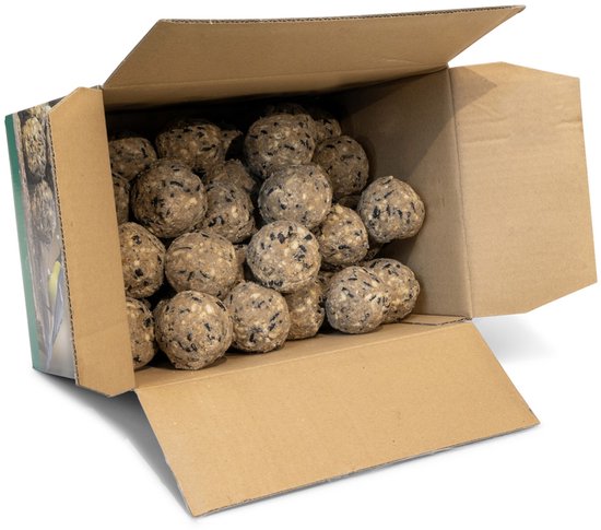 Kartonnen doos gevuld met beige vetbollen voor vogels.