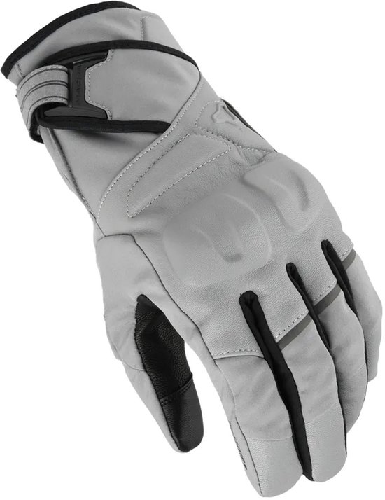 Grijze Macna motorhandschoen met zwarte accenten, beschermende knokkelpads en verstelbare polssluiting.