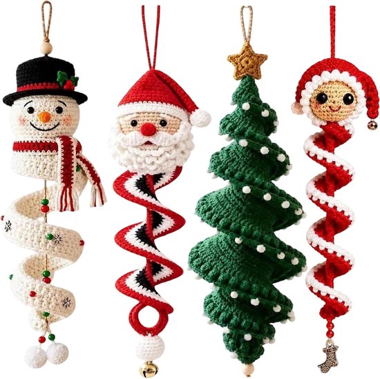 Vier gehaakte kerstdecoraties: een sneeuwpop, Kerstman, kerstboom en kerstengel in spiraalvorm.