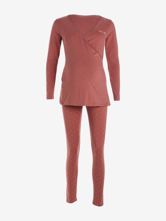 Koraalroze pyjamaset voor zwangerschap en borstvoeding, met overslagtop en legging met stippen. Tekst 'Baby 2023' op de top.
