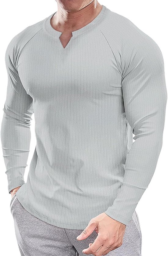 Grijs T-shirt met lange mouwen, V-hals en geribbelde textuur, gedragen door een model.