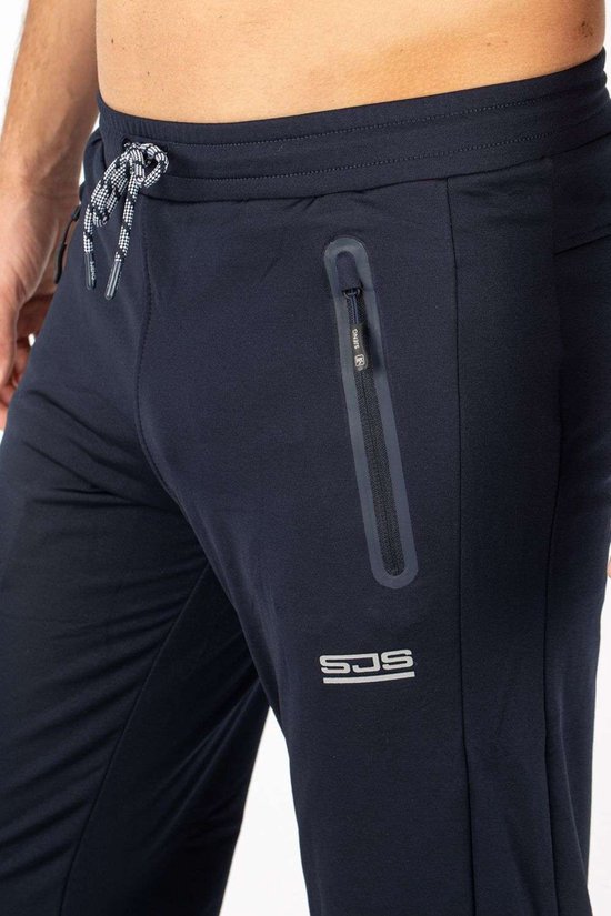 Donkerblauwe sportbroek met ritssluiting op de rechterzak en logo op de linkerpijp.
