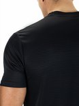 Close-up van de schouder van een man in een zwart sportshirt met een subtiel horizontaal streeppatroon.