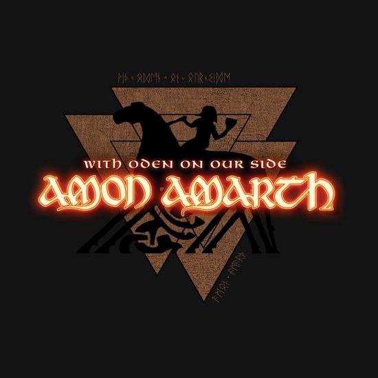 Zwarte achtergrond met een driehoekige, getextureerde print. Silhouet van een ruiter op een paard en de tekst 'WITH ODEN ON OUR SIDE AMON AMARTH' in gloeiende letters.