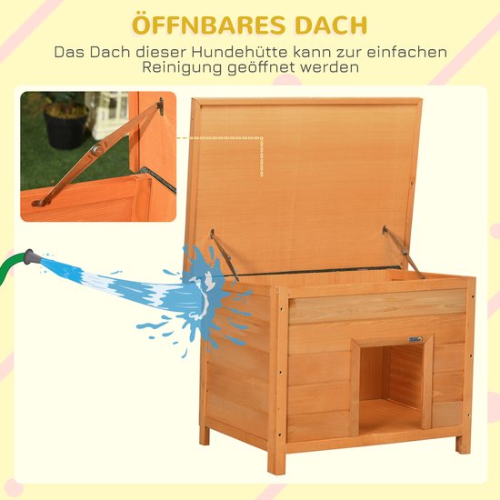 Bruin houten hondenhok met open scharnierend dak, dat wordt schoongespoten met water.
